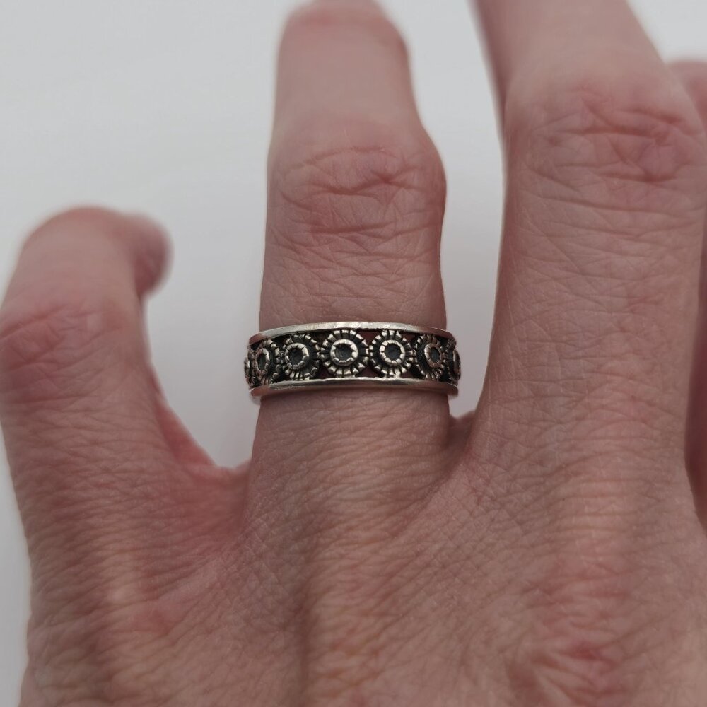 Size 7 Sterling Silver Odd Pattern Solid Ring A19… - image 3
